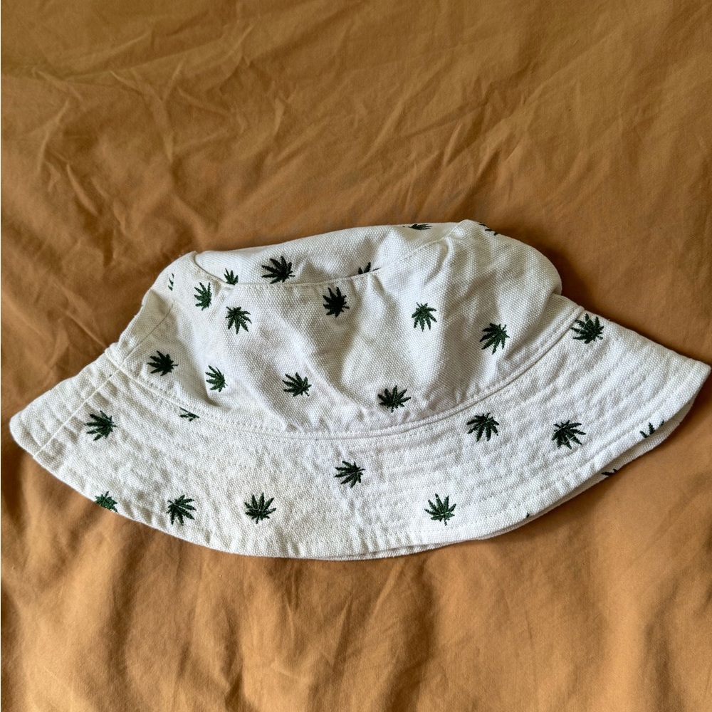 White Weed Leaf Print bucket hat